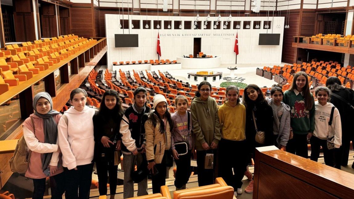 İstiklal Marşı'nı güzel okuma yarışmasında birinci olan öğrencilerimizle birlikte Ankara gezisi yapıldı.